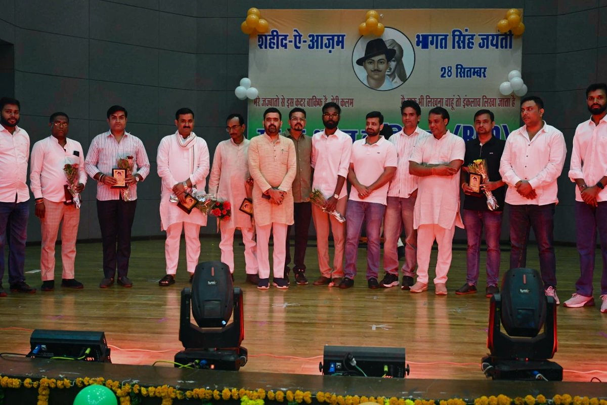 VTripathiINC's tweet photo. महान क्रतिकारी,शहीदे आज़म भगत सिंह जी की  जयंती के अवसर पर भगत क्रांति दल के सयोंजक भाई अनूप दंगी,आशीष शर्मा द्वारा भोपाल के बरकतउल्ला विश्वविद्यालय में आयोजित कार्यक्रम में श्री हेमंत कटारे,श्री प्रकाश चौकसे एवं साथियों सहित सम्मिलित हुआ।

भगत सिंह अमर रहे 
#VTripathiINC https://t.co/g3ISPpPQ9m