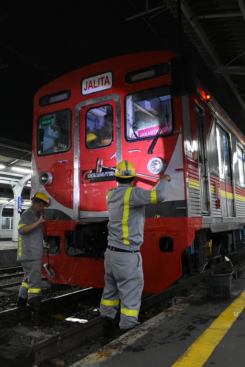 loopline103's tweet photo. 車庫に戻れない運用だと駅でここまで清掃したりもする。そりゃインドネシアの電車どれ見てもピカピカな訳だわ https://t.co/olgkEWaxc6