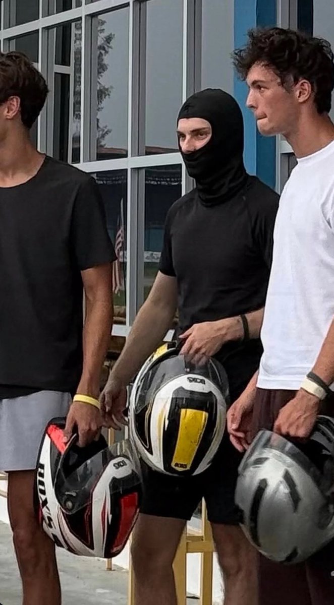 oskipiastri's tweet photo. FULL BLACK OUTFIT
BALACLAVA ON 
VEINY HAND
WHAT A CHEST 
BIG ARMS 
FUCK ME OSCAR PIASTRI https://t.co/Q3DTp2q8Zl