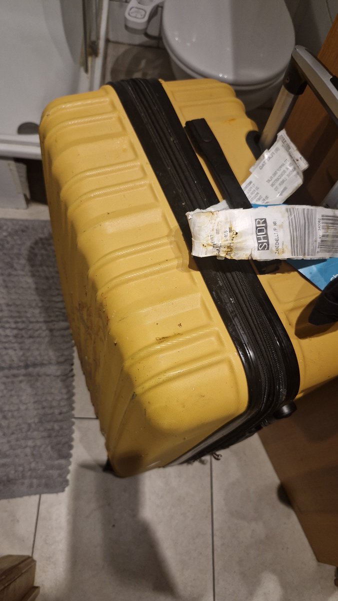 Paku_Koopa's tweet photo. @intermarche normal qu’on jette ma valise que j’ai déposé à l’accueil ??
Dimanche après-midi en rentrant d’un voyage j’ai oublié ma valise à l’accueil en repartant. Je m’en suis rendu compte hier soir après le taff du coup je me suis dit qu’aujourd'hui je vais la reprendre... https://t.co/WxVhSjnLAT