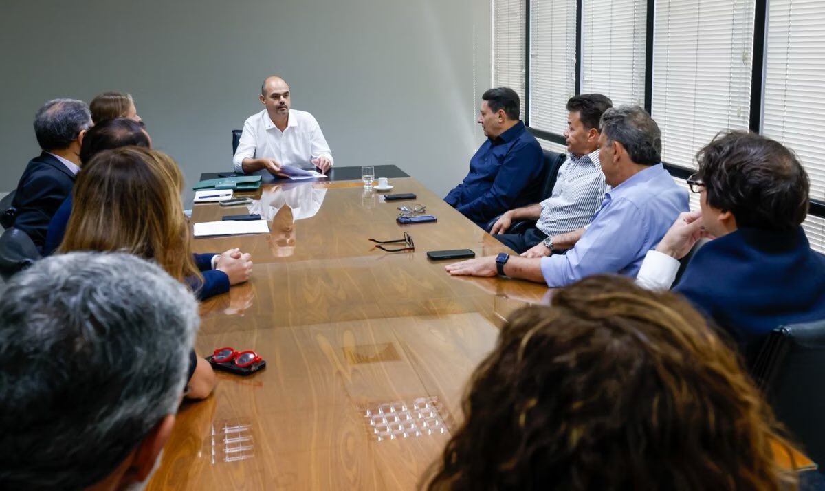 golsdobrasil1's tweet photo. 🚨 ATENÇÃO! Governo de Minas anuncia apoio de R$ 32 MILHÕES a clubes que perderão patrocínios de bets!

A medida busca reduzir o impacto financeiro da perda desses contratos após a proibição das casas de apostas no Brasil.

🗞️ O Globo
📸 Secom/Divulgação https://t.co/HDfdTYdZ1C