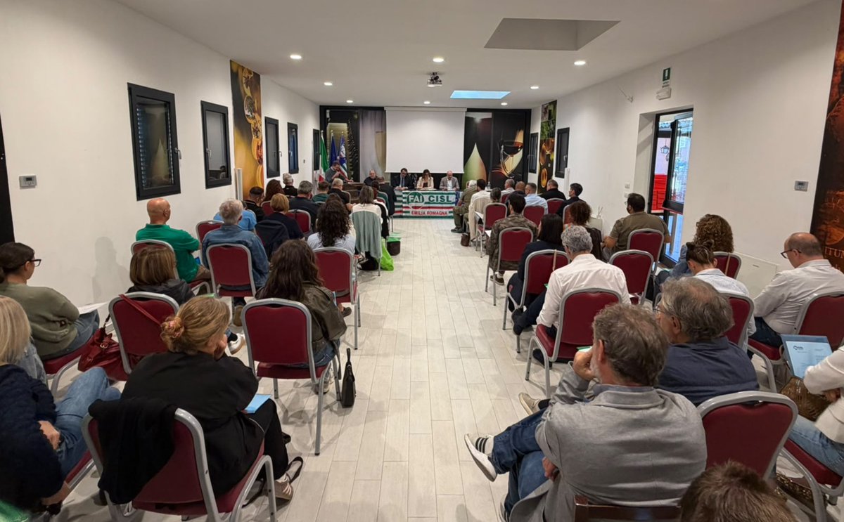fai_cisl's tweet photo. Lavoro agroalimentare: svolto il Consiglio Generale Fai Cisl Emilia-Romagna con il Reggente nazionale Antonio Castellucci
👇
“Per noi, partecipare non è uno slogan: è una responsabilità impegnativa, che richiede protagonismo, confederalità praticata, coerenza e coraggio. È l’unica strada che consente di restare uniti e forti, e di andare avanti insieme per tutelare i lavoratori che rappresentiamo, le loro famiglie, il bene comune”. Lo ha detto il Reggente della Fai Cisl nazionale Antonio Castellucci intervenendo oggi a Reggio Emilia a conclusione del Consiglio Generale della Fai Cisl Emilia-Romagna.
➡️ All’incontro, aperto dal Segretario Generale della Fai Cisl regionale, Daniele Saporetti, con la partecipazione della Cisl Emilia-Romagna e di numerosi dirigenti, operatori e delegati, Castellucci ha ricordato le sfide contrattuali concluse e quelle ancora da affrontare in tutti i settori di competenza, a partire dall’ultimo rinnovo del Ccnl degli operai agricoli e florovivaisti, siglato alcuni mesi fa, e dai rinnovi contrattuali territoriali in corso per la categoria degli impiegati agricoli, fino ai recenti rinnovi conclusi nei principali gruppi industriali alimentari per il quadriennio 2026-2029, come in Barilla, Mondelez, Bolton, Atisale, Ferrero: “Sono soddisfazioni importanti – ha detto Castellucci – perché stiamo portando a casa tante conquiste costruite sia sul piano economico che normativo. Questo è positivo perché la contrattazione decentrata è un vero motore delle dinamiche contrattuali, capace di coniugare crescita produttiva, qualità del lavoro, salari, welfare, sicurezza, formazione e conciliazione dei tempi di vita e di lavoro, partecipazione. È uno strumento fondamentale per governare le transizioni, redistribuire valore e rafforzare le tutele, soprattutto in una fase segnata da incertezze economiche”.
➡️ Non mancano tuttavia, per la Fai Cisl, le preoccupazioni per diverse riorganizzazioni avviate da alcune grandi multinazionali, che rendono necessario il massimo coinvolgimento delle parti sociali per una gestione lungimirante e condivisa a tutela dell’occupazione e della qualità del lavoro. Castellucci ha evidenziato le diverse sfide epocali da affrontare, che riguardano da vicino anche il lavoro nelle filiere agroalimentari e ambientali: “Pensiamo alla transizione ecologica, ai cambiamenti climatici. Pensiamo poi alla transizione tecnologica, con l’enorme impatto che sta già avendo l’intelligenza artificiale: dobbiamo impedire che la tecnologia diventi un nuovo moltiplicatore di diseguaglianze, e per farlo serve un coinvolgimento pieno e stabile delle parti sociali. Su questo punto, il nostro Paese è ancora indietro”.
➡️ Centrale, nell’intervento di Castellucci, il contrasto al caporalato e al lavoro irregolare, da portare avanti con una piena applicazione sui territori degli strumenti previsti dalla Legge 199 ma anche a livello europeo, dove si giocano le partite importanti della Pac 2028-2034 e degli accordi stipulati dall’Ue sul commercio internazionale, come l’accordo col Mercosur firmato a gennaio scorso: “Non servono protezionismi, ci sono tante opportunità da saper cogliere per le nostre imprese, ma rimane fondamentale il bisogno di clausole di reciprocità sul lavoro, l’ambiente, la sicurezza alimentare”, ha ribadito il sindacalista.
➡️ Infine, ricordando le proposte della Cisl in vista della prossima Legge di Bilancio, Castellucci ha ribadito il pieno sostegno della Fai anche al “Libro Verde” della Cisl per il Patto sociale, approvato la scorsa settimana dall’Esecutivo confederale: “Una vera e propria piattaforma di proposte, di confronto nazionale, per stare nel merito delle riforme necessarie al Paese, uscendo dal dibattito politico polarizzato, scarso e confusionario che si sta prospettando in vista delle prossime elezioni".

🔍 Nota completa e fotogallery su https://t.co/HbosUWZBHh 

#lavoro #agroalimentare #sindacato #partecipazione #faicisl
