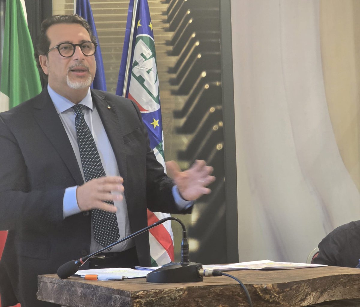 fai_cisl's tweet photo. Lavoro agroalimentare: svolto il Consiglio Generale Fai Cisl Emilia-Romagna con il Reggente nazionale Antonio Castellucci
👇
“Per noi, partecipare non è uno slogan: è una responsabilità impegnativa, che richiede protagonismo, confederalità praticata, coerenza e coraggio. È l’unica strada che consente di restare uniti e forti, e di andare avanti insieme per tutelare i lavoratori che rappresentiamo, le loro famiglie, il bene comune”. Lo ha detto il Reggente della Fai Cisl nazionale Antonio Castellucci intervenendo oggi a Reggio Emilia a conclusione del Consiglio Generale della Fai Cisl Emilia-Romagna.
➡️ All’incontro, aperto dal Segretario Generale della Fai Cisl regionale, Daniele Saporetti, con la partecipazione della Cisl Emilia-Romagna e di numerosi dirigenti, operatori e delegati, Castellucci ha ricordato le sfide contrattuali concluse e quelle ancora da affrontare in tutti i settori di competenza, a partire dall’ultimo rinnovo del Ccnl degli operai agricoli e florovivaisti, siglato alcuni mesi fa, e dai rinnovi contrattuali territoriali in corso per la categoria degli impiegati agricoli, fino ai recenti rinnovi conclusi nei principali gruppi industriali alimentari per il quadriennio 2026-2029, come in Barilla, Mondelez, Bolton, Atisale, Ferrero: “Sono soddisfazioni importanti – ha detto Castellucci – perché stiamo portando a casa tante conquiste costruite sia sul piano economico che normativo. Questo è positivo perché la contrattazione decentrata è un vero motore delle dinamiche contrattuali, capace di coniugare crescita produttiva, qualità del lavoro, salari, welfare, sicurezza, formazione e conciliazione dei tempi di vita e di lavoro, partecipazione. È uno strumento fondamentale per governare le transizioni, redistribuire valore e rafforzare le tutele, soprattutto in una fase segnata da incertezze economiche”.
➡️ Non mancano tuttavia, per la Fai Cisl, le preoccupazioni per diverse riorganizzazioni avviate da alcune grandi multinazionali, che rendono necessario il massimo coinvolgimento delle parti sociali per una gestione lungimirante e condivisa a tutela dell’occupazione e della qualità del lavoro. Castellucci ha evidenziato le diverse sfide epocali da affrontare, che riguardano da vicino anche il lavoro nelle filiere agroalimentari e ambientali: “Pensiamo alla transizione ecologica, ai cambiamenti climatici. Pensiamo poi alla transizione tecnologica, con l’enorme impatto che sta già avendo l’intelligenza artificiale: dobbiamo impedire che la tecnologia diventi un nuovo moltiplicatore di diseguaglianze, e per farlo serve un coinvolgimento pieno e stabile delle parti sociali. Su questo punto, il nostro Paese è ancora indietro”.
➡️ Centrale, nell’intervento di Castellucci, il contrasto al caporalato e al lavoro irregolare, da portare avanti con una piena applicazione sui territori degli strumenti previsti dalla Legge 199 ma anche a livello europeo, dove si giocano le partite importanti della Pac 2028-2034 e degli accordi stipulati dall’Ue sul commercio internazionale, come l’accordo col Mercosur firmato a gennaio scorso: “Non servono protezionismi, ci sono tante opportunità da saper cogliere per le nostre imprese, ma rimane fondamentale il bisogno di clausole di reciprocità sul lavoro, l’ambiente, la sicurezza alimentare”, ha ribadito il sindacalista.
➡️ Infine, ricordando le proposte della Cisl in vista della prossima Legge di Bilancio, Castellucci ha ribadito il pieno sostegno della Fai anche al “Libro Verde” della Cisl per il Patto sociale, approvato la scorsa settimana dall’Esecutivo confederale: “Una vera e propria piattaforma di proposte, di confronto nazionale, per stare nel merito delle riforme necessarie al Paese, uscendo dal dibattito politico polarizzato, scarso e confusionario che si sta prospettando in vista delle prossime elezioni".

🔍 Nota completa e fotogallery su https://t.co/HbosUWZBHh 

#lavoro #agroalimentare #sindacato #partecipazione #faicisl