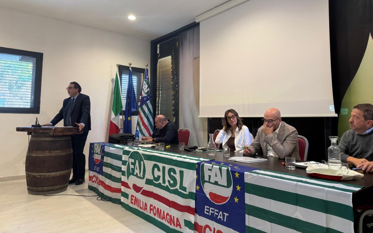 fai_cisl's tweet photo. Lavoro agroalimentare: svolto il Consiglio Generale Fai Cisl Emilia-Romagna con il Reggente nazionale Antonio Castellucci
👇
“Per noi, partecipare non è uno slogan: è una responsabilità impegnativa, che richiede protagonismo, confederalità praticata, coerenza e coraggio. È l’unica strada che consente di restare uniti e forti, e di andare avanti insieme per tutelare i lavoratori che rappresentiamo, le loro famiglie, il bene comune”. Lo ha detto il Reggente della Fai Cisl nazionale Antonio Castellucci intervenendo oggi a Reggio Emilia a conclusione del Consiglio Generale della Fai Cisl Emilia-Romagna.
➡️ All’incontro, aperto dal Segretario Generale della Fai Cisl regionale, Daniele Saporetti, con la partecipazione della Cisl Emilia-Romagna e di numerosi dirigenti, operatori e delegati, Castellucci ha ricordato le sfide contrattuali concluse e quelle ancora da affrontare in tutti i settori di competenza, a partire dall’ultimo rinnovo del Ccnl degli operai agricoli e florovivaisti, siglato alcuni mesi fa, e dai rinnovi contrattuali territoriali in corso per la categoria degli impiegati agricoli, fino ai recenti rinnovi conclusi nei principali gruppi industriali alimentari per il quadriennio 2026-2029, come in Barilla, Mondelez, Bolton, Atisale, Ferrero: “Sono soddisfazioni importanti – ha detto Castellucci – perché stiamo portando a casa tante conquiste costruite sia sul piano economico che normativo. Questo è positivo perché la contrattazione decentrata è un vero motore delle dinamiche contrattuali, capace di coniugare crescita produttiva, qualità del lavoro, salari, welfare, sicurezza, formazione e conciliazione dei tempi di vita e di lavoro, partecipazione. È uno strumento fondamentale per governare le transizioni, redistribuire valore e rafforzare le tutele, soprattutto in una fase segnata da incertezze economiche”.
➡️ Non mancano tuttavia, per la Fai Cisl, le preoccupazioni per diverse riorganizzazioni avviate da alcune grandi multinazionali, che rendono necessario il massimo coinvolgimento delle parti sociali per una gestione lungimirante e condivisa a tutela dell’occupazione e della qualità del lavoro. Castellucci ha evidenziato le diverse sfide epocali da affrontare, che riguardano da vicino anche il lavoro nelle filiere agroalimentari e ambientali: “Pensiamo alla transizione ecologica, ai cambiamenti climatici. Pensiamo poi alla transizione tecnologica, con l’enorme impatto che sta già avendo l’intelligenza artificiale: dobbiamo impedire che la tecnologia diventi un nuovo moltiplicatore di diseguaglianze, e per farlo serve un coinvolgimento pieno e stabile delle parti sociali. Su questo punto, il nostro Paese è ancora indietro”.
➡️ Centrale, nell’intervento di Castellucci, il contrasto al caporalato e al lavoro irregolare, da portare avanti con una piena applicazione sui territori degli strumenti previsti dalla Legge 199 ma anche a livello europeo, dove si giocano le partite importanti della Pac 2028-2034 e degli accordi stipulati dall’Ue sul commercio internazionale, come l’accordo col Mercosur firmato a gennaio scorso: “Non servono protezionismi, ci sono tante opportunità da saper cogliere per le nostre imprese, ma rimane fondamentale il bisogno di clausole di reciprocità sul lavoro, l’ambiente, la sicurezza alimentare”, ha ribadito il sindacalista.
➡️ Infine, ricordando le proposte della Cisl in vista della prossima Legge di Bilancio, Castellucci ha ribadito il pieno sostegno della Fai anche al “Libro Verde” della Cisl per il Patto sociale, approvato la scorsa settimana dall’Esecutivo confederale: “Una vera e propria piattaforma di proposte, di confronto nazionale, per stare nel merito delle riforme necessarie al Paese, uscendo dal dibattito politico polarizzato, scarso e confusionario che si sta prospettando in vista delle prossime elezioni".

🔍 Nota completa e fotogallery su https://t.co/HbosUWZBHh 

#lavoro #agroalimentare #sindacato #partecipazione #faicisl