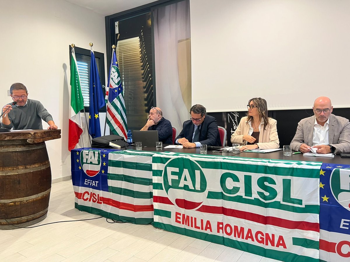 fai_cisl's tweet photo. Lavoro agroalimentare: svolto il Consiglio Generale Fai Cisl Emilia-Romagna con il Reggente nazionale Antonio Castellucci
👇
“Per noi, partecipare non è uno slogan: è una responsabilità impegnativa, che richiede protagonismo, confederalità praticata, coerenza e coraggio. È l’unica strada che consente di restare uniti e forti, e di andare avanti insieme per tutelare i lavoratori che rappresentiamo, le loro famiglie, il bene comune”. Lo ha detto il Reggente della Fai Cisl nazionale Antonio Castellucci intervenendo oggi a Reggio Emilia a conclusione del Consiglio Generale della Fai Cisl Emilia-Romagna.
➡️ All’incontro, aperto dal Segretario Generale della Fai Cisl regionale, Daniele Saporetti, con la partecipazione della Cisl Emilia-Romagna e di numerosi dirigenti, operatori e delegati, Castellucci ha ricordato le sfide contrattuali concluse e quelle ancora da affrontare in tutti i settori di competenza, a partire dall’ultimo rinnovo del Ccnl degli operai agricoli e florovivaisti, siglato alcuni mesi fa, e dai rinnovi contrattuali territoriali in corso per la categoria degli impiegati agricoli, fino ai recenti rinnovi conclusi nei principali gruppi industriali alimentari per il quadriennio 2026-2029, come in Barilla, Mondelez, Bolton, Atisale, Ferrero: “Sono soddisfazioni importanti – ha detto Castellucci – perché stiamo portando a casa tante conquiste costruite sia sul piano economico che normativo. Questo è positivo perché la contrattazione decentrata è un vero motore delle dinamiche contrattuali, capace di coniugare crescita produttiva, qualità del lavoro, salari, welfare, sicurezza, formazione e conciliazione dei tempi di vita e di lavoro, partecipazione. È uno strumento fondamentale per governare le transizioni, redistribuire valore e rafforzare le tutele, soprattutto in una fase segnata da incertezze economiche”.
➡️ Non mancano tuttavia, per la Fai Cisl, le preoccupazioni per diverse riorganizzazioni avviate da alcune grandi multinazionali, che rendono necessario il massimo coinvolgimento delle parti sociali per una gestione lungimirante e condivisa a tutela dell’occupazione e della qualità del lavoro. Castellucci ha evidenziato le diverse sfide epocali da affrontare, che riguardano da vicino anche il lavoro nelle filiere agroalimentari e ambientali: “Pensiamo alla transizione ecologica, ai cambiamenti climatici. Pensiamo poi alla transizione tecnologica, con l’enorme impatto che sta già avendo l’intelligenza artificiale: dobbiamo impedire che la tecnologia diventi un nuovo moltiplicatore di diseguaglianze, e per farlo serve un coinvolgimento pieno e stabile delle parti sociali. Su questo punto, il nostro Paese è ancora indietro”.
➡️ Centrale, nell’intervento di Castellucci, il contrasto al caporalato e al lavoro irregolare, da portare avanti con una piena applicazione sui territori degli strumenti previsti dalla Legge 199 ma anche a livello europeo, dove si giocano le partite importanti della Pac 2028-2034 e degli accordi stipulati dall’Ue sul commercio internazionale, come l’accordo col Mercosur firmato a gennaio scorso: “Non servono protezionismi, ci sono tante opportunità da saper cogliere per le nostre imprese, ma rimane fondamentale il bisogno di clausole di reciprocità sul lavoro, l’ambiente, la sicurezza alimentare”, ha ribadito il sindacalista.
➡️ Infine, ricordando le proposte della Cisl in vista della prossima Legge di Bilancio, Castellucci ha ribadito il pieno sostegno della Fai anche al “Libro Verde” della Cisl per il Patto sociale, approvato la scorsa settimana dall’Esecutivo confederale: “Una vera e propria piattaforma di proposte, di confronto nazionale, per stare nel merito delle riforme necessarie al Paese, uscendo dal dibattito politico polarizzato, scarso e confusionario che si sta prospettando in vista delle prossime elezioni".

🔍 Nota completa e fotogallery su https://t.co/HbosUWZBHh 

#lavoro #agroalimentare #sindacato #partecipazione #faicisl