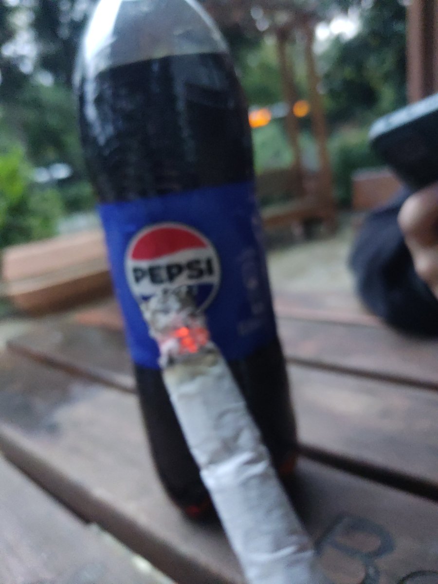 caxanne's tweet photo. Göt cebimde durmaktan iktidarsizlasmis sigara ve 1 lt da bebsi https://t.co/v738i6jRgL