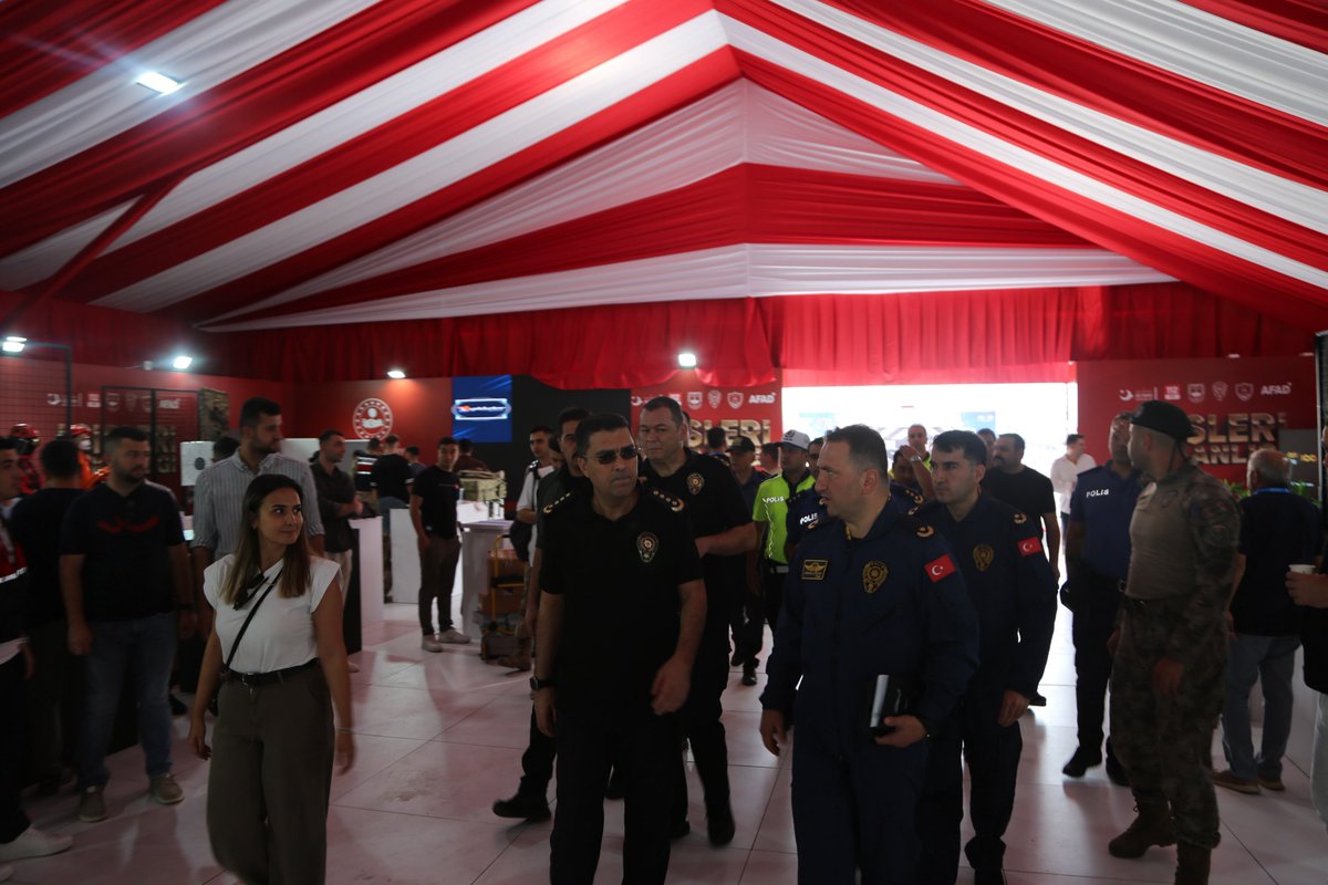Atilla__Aksoy's tweet photo. 📍 TEKNOFEST

İl Emniyet Müdür Yardımcılarımız, Şube ve İlçe Emniyet Müdürlerimiz ile Birim Amirlerimizin katılımıyla, 30 Eylül - 4 Ekim tarihleri arasında ilimizde düzenlenecek TEKNOFEST etkinlikleri kapsamında alınacak güvenlik tedbirlerine yönelik değerlendirme toplantısı gerçekleştirdik.

🔸 Toplantıda, etkinlik süresince vatandaşlarımızın huzur ve güvenliğinin sağlanması, trafik düzeninin korunması ve herhangi bir aksaklık yaşanmaması amacıyla alınacak tedbirler ele aldık.

🔸 Toplantının ardından TEKNOFEST alanında incelemelerde bulunarak yürütülen hazırlıklar ve alınacak tedbirler hakkında yerinde bilgi aldık.

✨ Aziz şehrimizde gerçekleştirilecek TEKNOFEST etkinliklerinin huzur ve güven içerisinde tamamlanması için tüm birimlerimizle 7/24 görev başında olacağız. ✨

#Huzurfa
#HerşeyHuzurunŞanlıŞehriİçin
#BirlikteHuzur
#BirlikteGüven
#TEKNOFEST2026