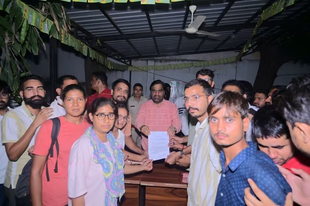 hanumanbeniwal's tweet photo. जयपुर स्थित शहीद स्मारक पर आंदोलन कर रहे हाल ही में 20 सितम्बर को हुए S.I. भर्ती 2021 के रि एग्जाम से जुड़े अभ्यर्थियों को पुलिस ने खदेड़ दिया,उसके बाद इन अभ्यर्थियों ने मुझसे जयपुर आवास पर मुलाकात की और अपनी पीड़ा से अवगत करवाया |
RPSC को समझना होगा कि प्रदेश के लाखों युवाओं के भविष्य की जिम्मेदारी उसके कंधों पर है। भर्ती प्रक्रिया में पारदर्शिता, जवाबदेही और निष्पक्षता सर्वोच्च प्राथमिकता होनी चाहिए और
सरकार को भी चाहिए कि भर्ती संस्थाओं की कार्यप्रणाली में आवश्यक सुधार सुनिश्चित करे, ताकि राजस्थान के युवाओं को बार-बार न्यायालय का दरवाजा खटखटाने के लिए मजबूर न होना पड़े लेकिन विधानसभा चुनाव से पहले प्रधानमंत्री,केंद्रीय गृह मंत्री और भाजपा के नेताओं ने राजस्थान लोक सेवा आयोग में व्याप्त भ्रष्टाचार का जिक्र करते हुए आरपीएससी के पुनर्गठन की बात कही मगर सत्ता में आने के बाद भाजपा अपने वादे को भूल गई , मैं राजस्थान के मुख्यमंत्री श्री @BhajanlalBjp
से पूछना चाहता हूं कि आपकी पार्टी के चुनाव से पूर्व किए गए वादे को निभाते हुए RPSC का पुनर्गठन कब करोगे ? माननीय राजस्थान उच्च न्यायालय भी RPSC की कार्यप्रणाली पर कई गंभीर प्रश्न उठा चुका है ,RPSC में बैठे कई लोग संकीर्ण मानसिकता से झुंझते हुए मेहनतकश विद्यार्थियों के हितों के साथ खिलवाड़ कर रहे हैं, इन तमाम हालातों के बावजूद भाजपा सरकार कोई ठोस निर्णय नहीं ले पा रही है ,क्यों ? 
S.I. भर्ती 2021 के रि एग्ज���म से जुड़े अभ्यर्थियों ने ज्ञापन देते हुए इस परीक्षा का पुनः आयोजन करवाने की मांग की है ,RPSC ने भी पेपर सेटर को नोटिस भेजा है |
सरकार को इन अभ्यर्थियों की भावनाओं को ध्यान में रखते हुए परीक्षा रद्द करने के संदर्भ में सकारात्मक निर्णय लेना चाहिए | मैंने इस मामले को लेकर सरकार के सक्षम स्तर पर भी बात की है |
@RajCMO