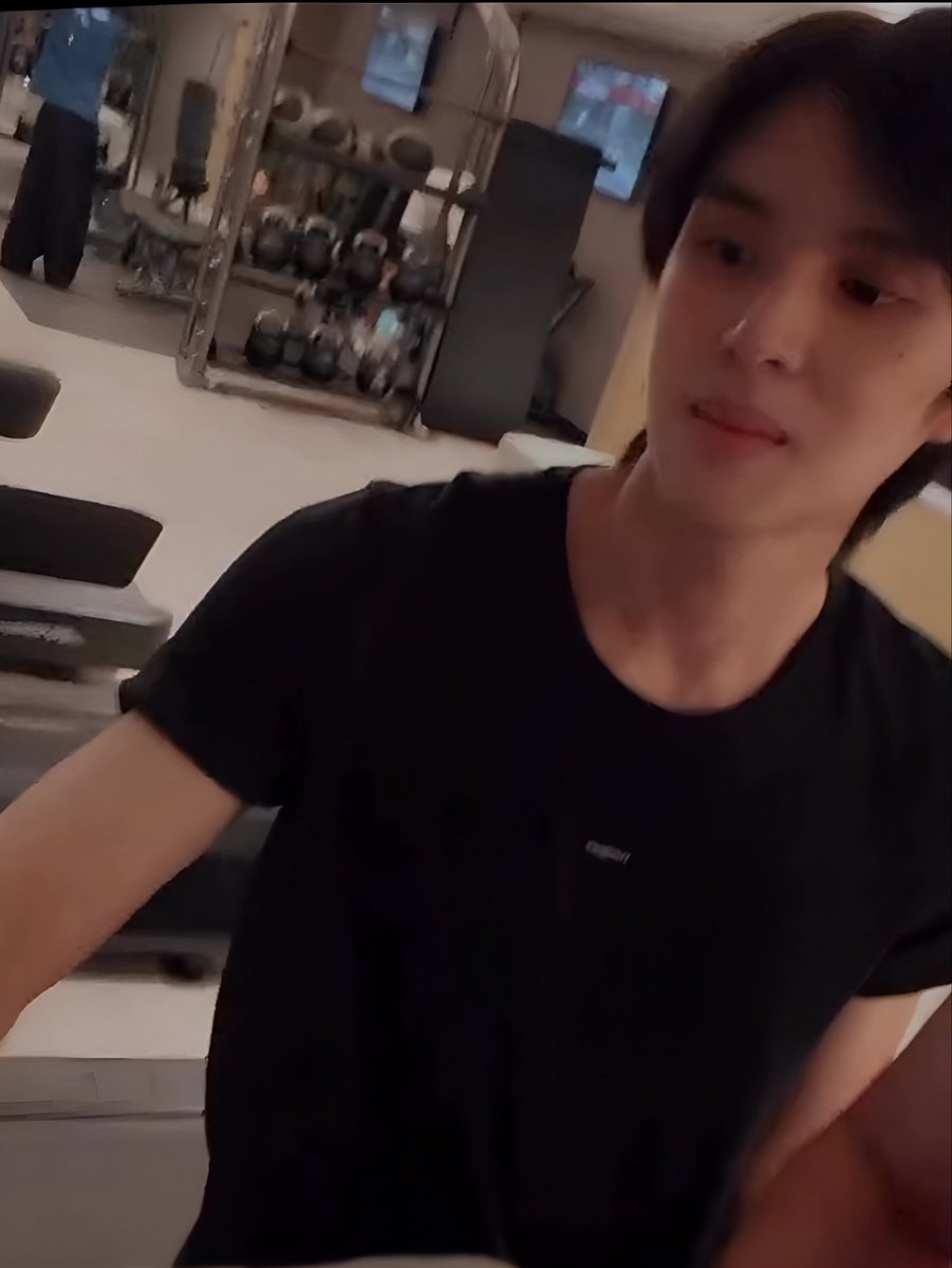 arlom_'s tweet photo. กินข้าวกับอะไรทำไมหล่อจัง                             กับกุ https://t.co/9sqCR8xifO