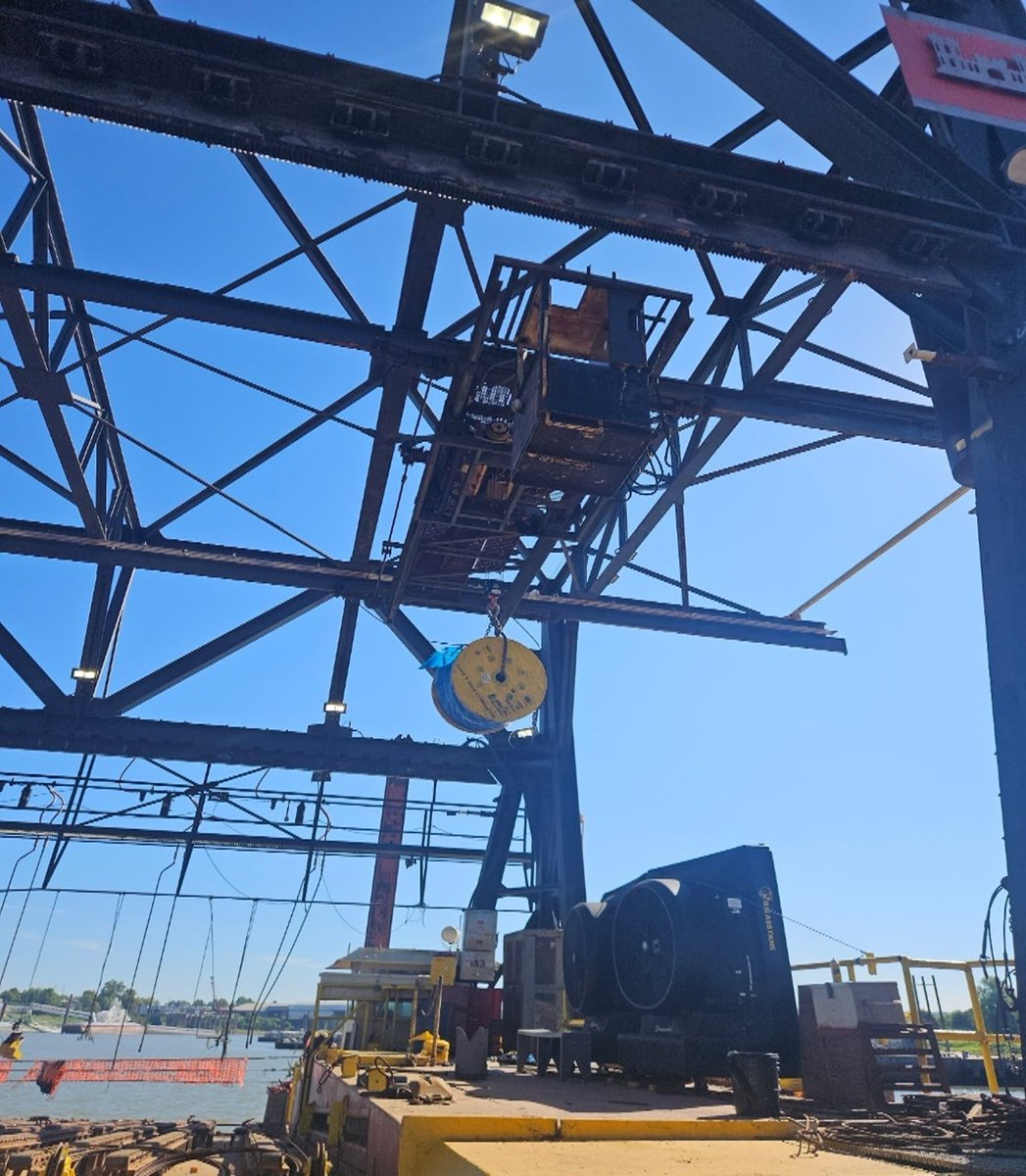 VicksburgUSACE's tweet photo. Behind every safe &amp; navigable waterway is a team working to protect our riverbanks. Our crews are in high gear with maintenance, staging, &amp; logistics. Our Mat Sinking Unit team continues layup repairs and comprehensive fleet maintenance for the mat sinking season. #MVKProjects https://t.co/ZB1f4DB4i7
