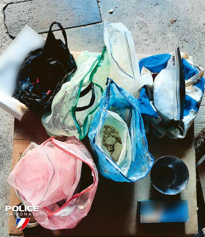 PoliceNationale's tweet photo. Trois opérations anti-stupéfiants menées par la police nationale à Lyon, Bergevin et Amiens.

📍 À Lyon (69), fin juillet, les policiers ont ouvert une enquête sur un trafic de stupéfiants organisé entre la France et les Pays-Bas. Le principal organisateur présumé, âgé de 30 ans, a été interpellé à son domicile et placé en garde à vue. Les perquisitions ont permis de saisir 1,891 kg de kétamine, 1 904 cachets d’ecstasy, 775 g de 3-MMC, 451 buvards, 6 fioles de LSD et 12 450 €. Le mis en cause a été placé en détention provisoire.

📍 À Bergevin (971), le 23 septembre, 28 policiers ont mené une opération de contrôle ciblant notamment les trafics de stupéfiants, les vols et le recel. Cinq personnes ont été interpellées, dont quatre pour trafic de stupéfiants, une pour un mandat d’arrêt et une dans le cadre d’une OQTF. Plus de 6 kg de cannabis ont également été saisis.

📍 À Amiens (80), 12 personnes ont été interpellées avec l’appui du RAID et de l’unité d’investigation nationale (UIN), dans le cadre d’une enquête sur un trafic de produits stupéfiants actif depuis environ neuf mois.

Le réseau comptait une centaine de clients et réalisait environ 50 ventes par jour. Les perquisitions ont notamment permis la saisie de près de 9 kg de produits stupéfiants, de plus de 17 000 € en espèces et de plusieurs armes.