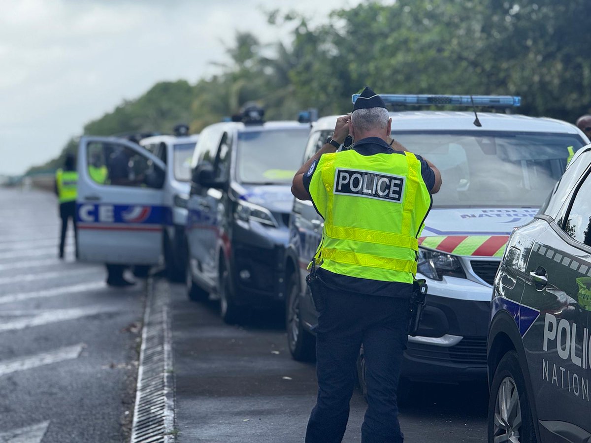 PoliceNationale's tweet photo. Trois opérations anti-stupéfiants menées par la police nationale à Lyon, Bergevin et Amiens.

📍 À Lyon (69), fin juillet, les policiers ont ouvert une enquête sur un trafic de stupéfiants organisé entre la France et les Pays-Bas. Le principal organisateur présumé, âgé de 30 ans, a été interpellé à son domicile et placé en garde à vue. Les perquisitions ont permis de saisir 1,891 kg de kétamine, 1 904 cachets d’ecstasy, 775 g de 3-MMC, 451 buvards, 6 fioles de LSD et 12 450 €. Le mis en cause a été placé en détention provisoire.

📍 À Bergevin (971), le 23 septembre, 28 policiers ont mené une opération de contrôle ciblant notamment les trafics de stupéfiants, les vols et le recel. Cinq personnes ont été interpellées, dont quatre pour trafic de stupéfiants, une pour un mandat d’arrêt et une dans le cadre d’une OQTF. Plus de 6 kg de cannabis ont également été saisis.

📍 À Amiens (80), 12 personnes ont été interpellées avec l’appui du RAID et de l’unité d’investigation nationale (UIN), dans le cadre d’une enquête sur un trafic de produits stupéfiants actif depuis environ neuf mois.

Le réseau comptait une centaine de clients et réalisait environ 50 ventes par jour. Les perquisitions ont notamment permis la saisie de près de 9 kg de produits stupéfiants, de plus de 17 000 € en espèces et de plusieurs armes.