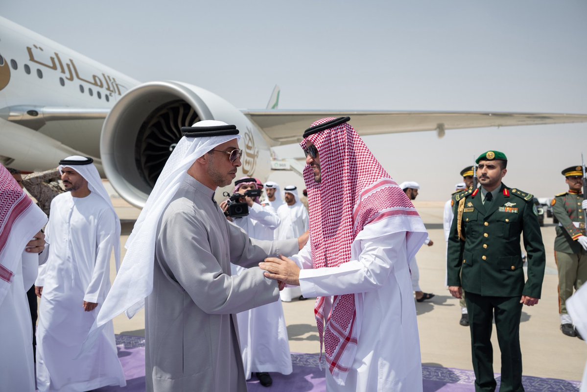 alsaud1ksa's tweet photo. سمو وزير الدفاع الأمير #خالد_بن_سلمان 
يستقبل أخيه الشيخ #منصور_بن_زايد 🇦🇪🇸🇦
في قصر العوجا في العاصمة #الرياض .. https://t.co/s4T5UfBkAQ