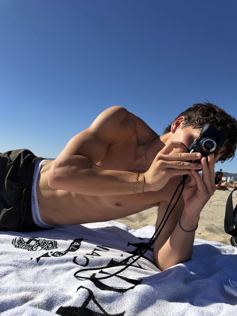 ScriptNeverEnds's tweet photo. here’s to an endless summer. 📸 https://t.co/JBagCd7iNk