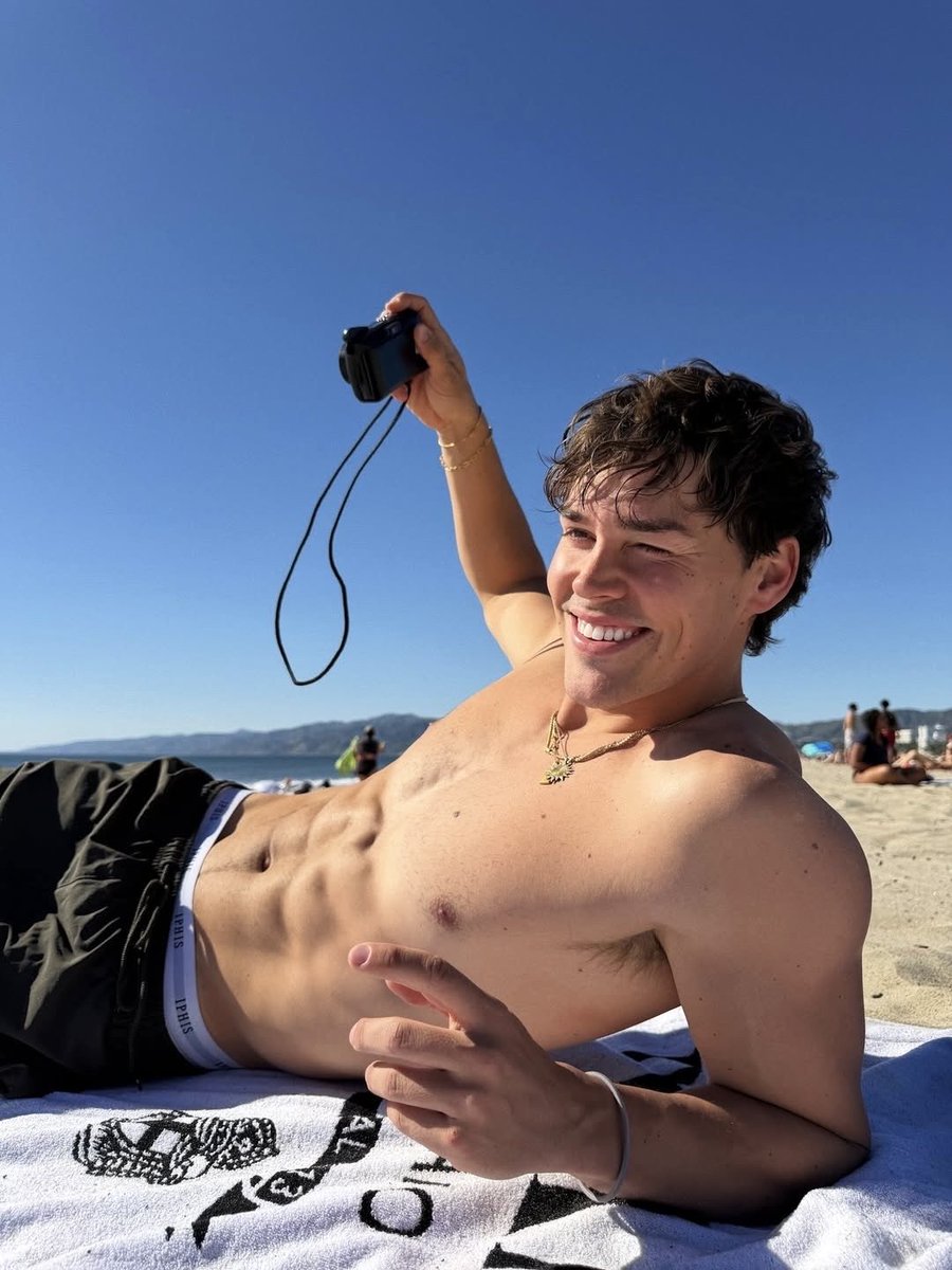 ScriptNeverEnds's tweet photo. here’s to an endless summer. 📸 https://t.co/JBagCd7iNk