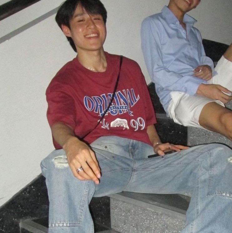 astrmeow's tweet photo. พี่นัทเหมือนพระเอกรุ่น 90 จริง ๆ อะ หล่อแบบยูนีคมากมาก ผิวแทน ๆ แต่แก้มแดง 🚰 —🚰 ฮีเหมือนพ่อชั้น https://t.co/1NIAFVbFqU