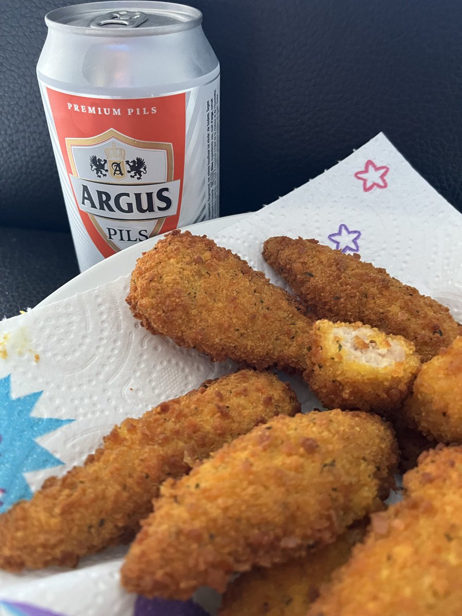 belgiumbier's tweet photo. 0.38ユーロ(70円)のピルスナーと特売だったチキンの揚げ物。
ベルギーは安いビールも普通に美味しい。 https://t.co/H1kPfpnIJa