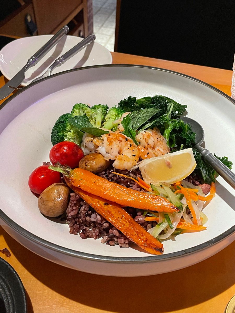 Theresa09vlp's tweet photo. Hoy almorcé arroz con pollo y una ensalada fresca, muy rico y llenador para seguir con la tarde! https://t.co/48CPu75aVx
