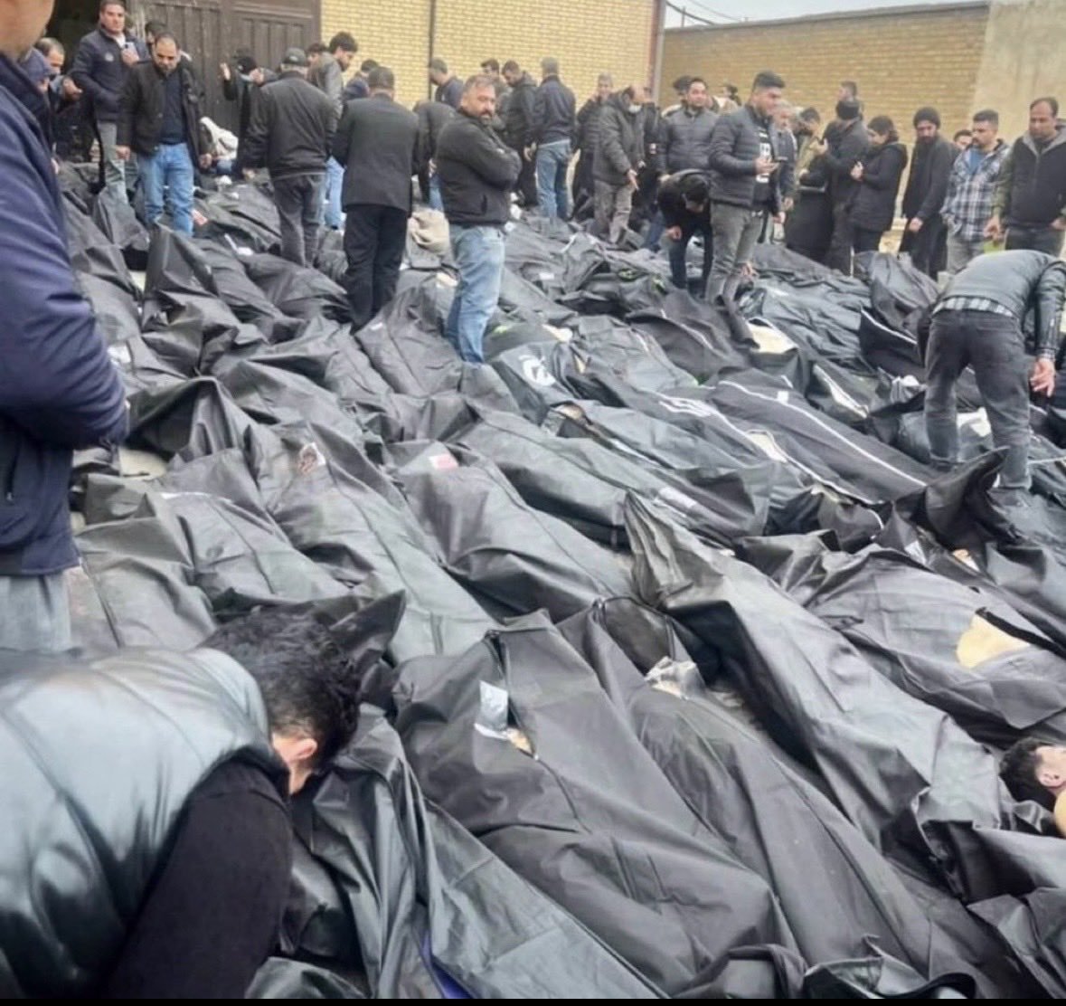 Arezoo_8060's tweet photo. @drdanielschatz IR took our loved ones from hospital resuscitation beds and executed them. That many were still alive and wounded when they were buried in these blackbags. IR massacred us in the street& hospitals,stacked bodies in black bags.
#DontIgnoreIranianLives
#KingRezaPahlaviForIran https://t.co/f34fOgomDD
