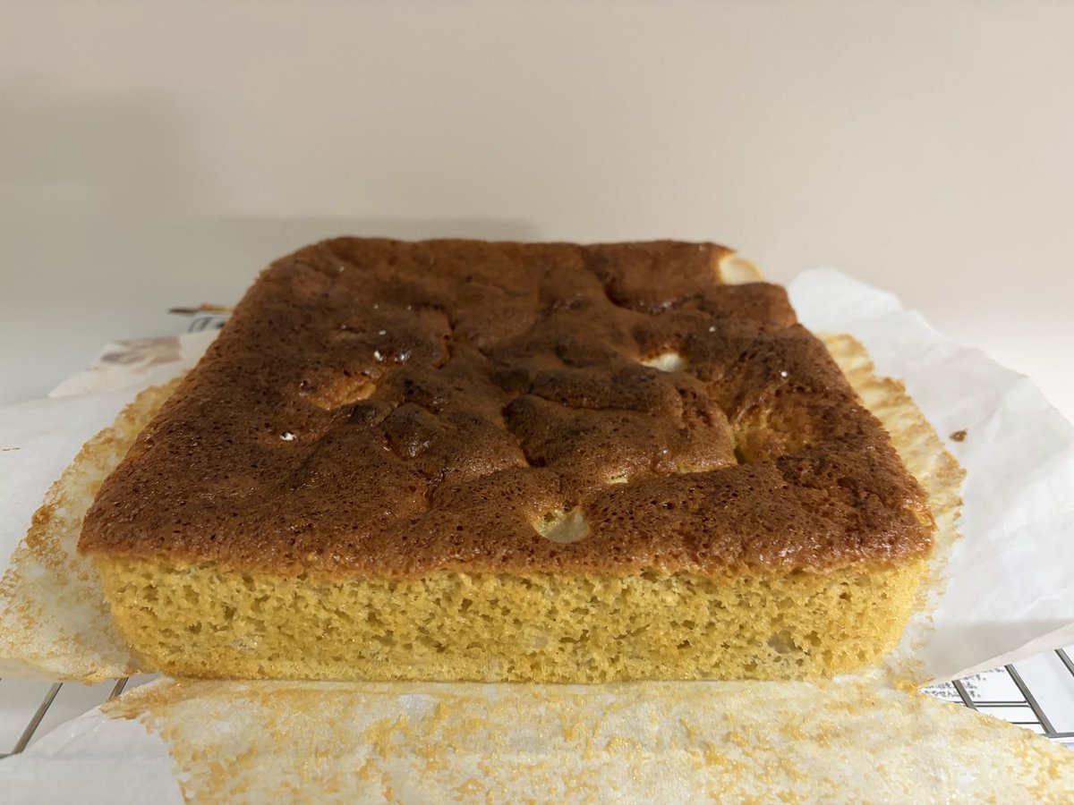CS3939's tweet photo. 久しぶりに卵共立てのケーキを焼いた
具は小ぶりの梨
刻んで混ぜて、トッピングに散らした
パイナップルケーキのパイナップルを旬の梨に変更（食感が似てるから大丈夫かなと）
生地は卵、砂糖、小麦粉、少量の菜種油のみ
素朴な味
#おうちごはん
#うちのおやつ https://t.co/MRSXTjld57