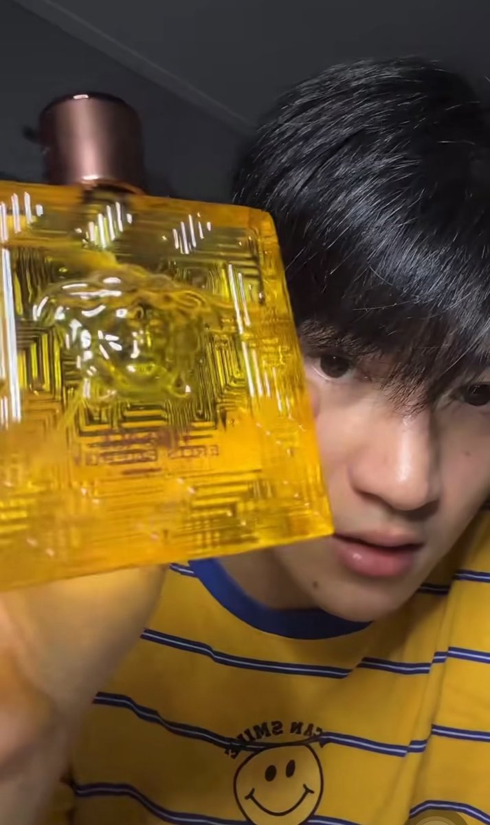 fa11inginnl0ve's tweet photo. fyi เพิ่มเติมจากไลฟ์นั้น น้ำหอมอีกตัวที่พี่อินใช้คือ versace eeos energy ตัวนี้ (เสิชเน้ต) จะมีความ summer+fresh สูงแต่ยังมีความหวานปลายเพิ่มความอบอุ่น เหมือนพี่อินใส่เชิ้ตขาวพริ้ว ๆ ละจูงคูปเป้อไปเดินทะเลงี้ ซึ่งฮีดูจะชอบอันนี้เป็นพิเศษนะ ดมโชว์ไปด้วยหนึ่ง ชั้นชอบเทสฮีจัง รู้สึกจะชอบขึ้นทุกวินาทีเลย 🥺💘