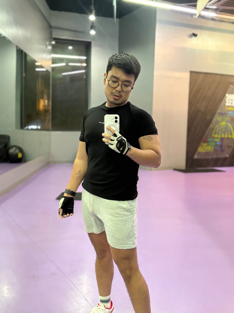 davelvarez's tweet photo. Wait lang ang ganda nung nabilin kong top and shorts sa tiktok shop https://t.co/x3YBZVEaub
