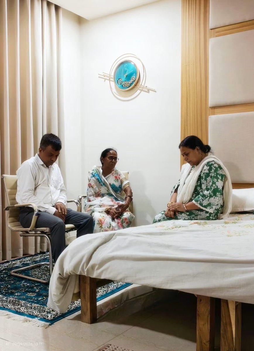 iChameliDevi's tweet photo. आज रांची पहुँचकर बहन@DipikaPS जी से भेंट हुई। उनसे आँखें मिलाने की हिम्मत नहीं थी—औलाद को खोने का दर्द मुझसे बेहतर कौन समझ सकता है।
ईश्वर इस माँ और पूरे परिवार को यह असहनीय पीड़ा सहने की शक्ति दें। दीपिका जी साहस की मिसाल हैं। 🙏 https://t.co/mm8j1nlhhp