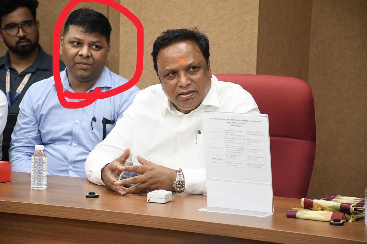 abhijeet_dipke's tweet photo. Local uncle se shirt toh change karwa lete hai. 

Uncle sitting with the BJP minister opposing CJP volunteers https://t.co/dFbbXyBBTI
