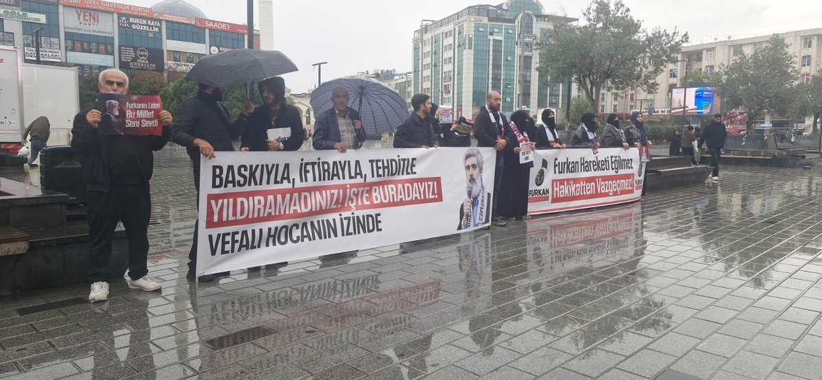furkan_histnbl's tweet photo. Alparslan Kuytul Hocaefendi, Semra Kuytul Hocahanım ve diğer kardeşlerimizin haksız tutukluluklarının son bulması için yoğun yağışa rağmen halkımızın da katılımıyla özgürlük yürüyüşü ve adalet bekleyişi gerçekleştirdik.  

📍 Esenyurt Meydan

#28ŞubatHortladı
#OsmaniyeAdliyesi https://t.co/8JJsVjkVnO