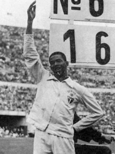 SaoPauloFC's tweet photo. Há 99 anos, nascia Adhemar Ferreira da Silva, ídolo e atleta histórico do Tricolor. 

Primeiro brasileiro a conquistar uma medalha de ouro nas Olimpíadas, Adhemar representou o São Paulo no topo do pódio nos Jogos de Helsinque, em 1952, garantindo o primeiro lugar e o recorde mundial no salto triplo. 

A marca inédita de 1952 e a conquistada no Pan-Americano de 1955 representam as duas estrelas douradas do escudo tricolor.

Adhemar nos deixou em 2001, mas estará para sempre marcado e celebrado na história do clube.

#SPFCpédia
#MemóriaTricolor