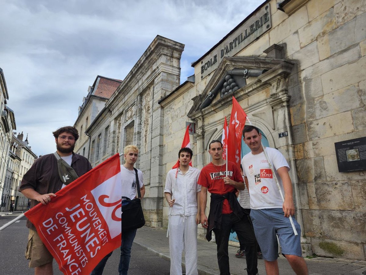 srabymarky's tweet photo. Plus de 1650 personnes marchant dans les rues à Besançon, des lycées et des facs bloqués. La mobilisation pour les services publics et les salaires est une franche réussite.
Bravo à l'intersyndicale pour l'organisation https://t.co/S1E72bOW4V