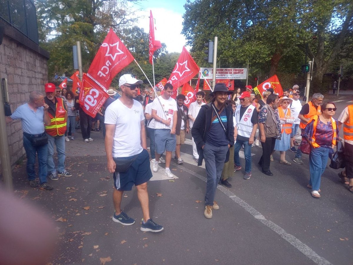 srabymarky's tweet photo. Plus de 1650 personnes marchant dans les rues à Besançon, des lycées et des facs bloqués. La mobilisation pour les services publics et les salaires est une franche réussite.
Bravo à l'intersyndicale pour l'organisation https://t.co/S1E72bOW4V