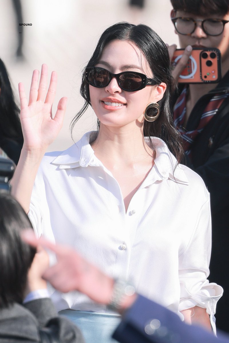 _sPoundK_'s tweet photo. LingLing Kwong’s presence at Paris Fashion Week elevates Dior’s brand positioning to new, authoritative heights. 🗼🌟

LINGORM BA DIOR AT PFW
#DiorSummer27xLingOrm
#LinglingKwong  #LingOrm #Dior #DiorSummer27 #PFW https://t.co/t5cfhfsGRc