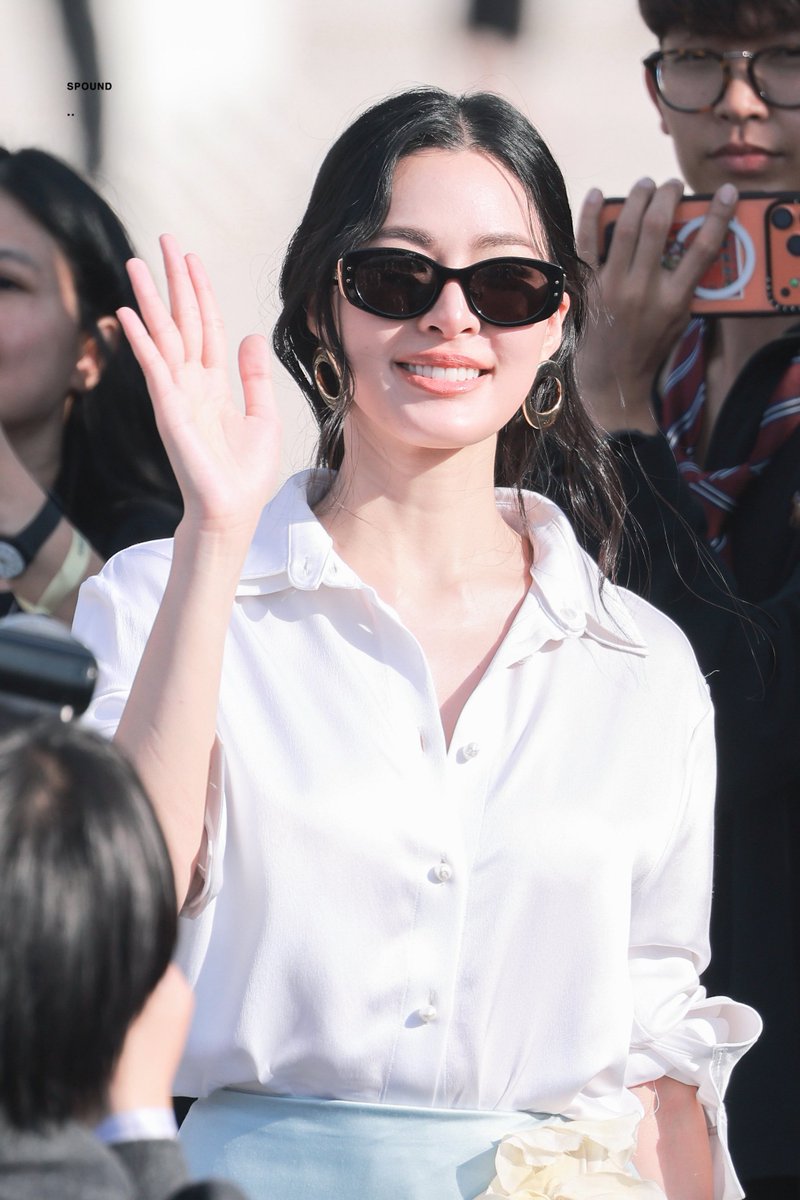 _sPoundK_'s tweet photo. LingLing Kwong’s presence at Paris Fashion Week elevates Dior’s brand positioning to new, authoritative heights. 🗼🌟

LINGORM BA DIOR AT PFW
#DiorSummer27xLingOrm
#LinglingKwong  #LingOrm #Dior #DiorSummer27 #PFW https://t.co/t5cfhfsGRc