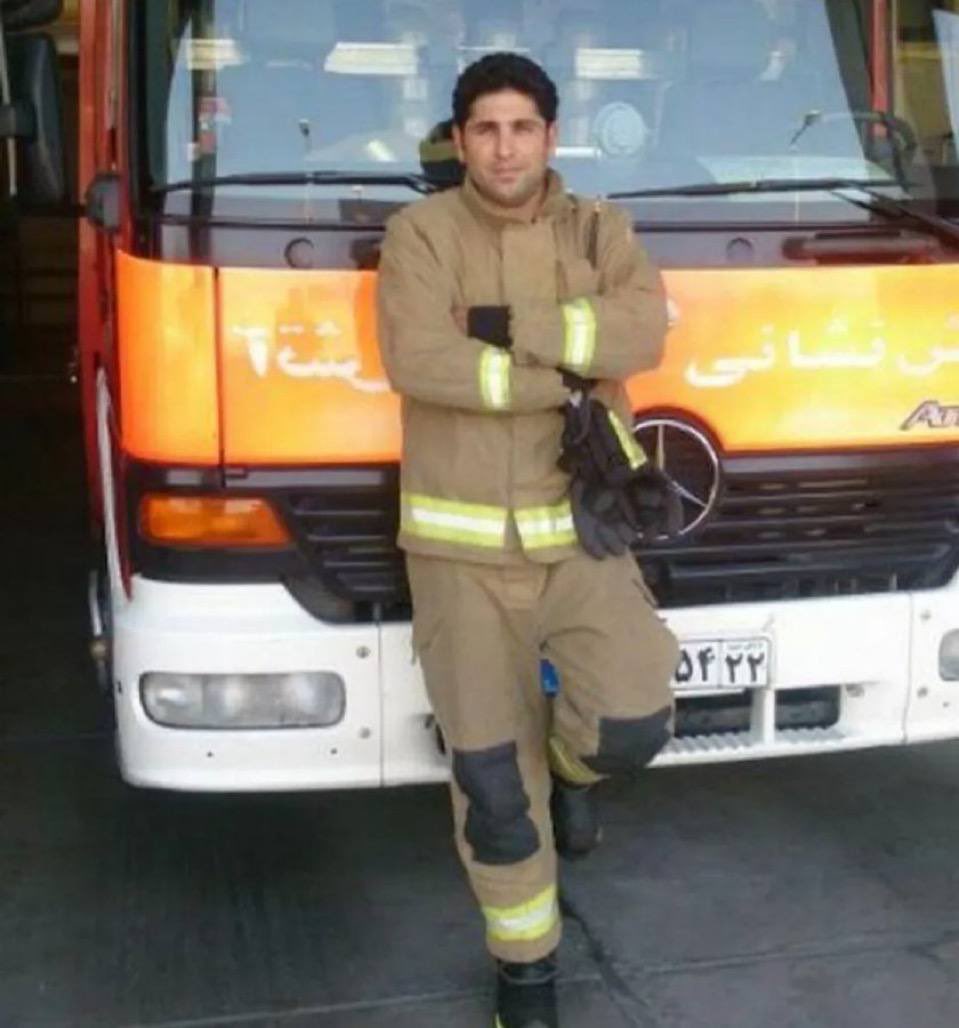 shahrak_ekbatan's tweet photo. ناصر شیرازی کرامه، ۴۴ ساله- تهران
ناصر شیرازی، فرماندهٔ ایستگاه آتش‌نشانی تهران با ۲۲ سال سابقه، ۱۸ دی‌ماه در اسلامشهر هدف گلوله قرار گرفت. او که پدر یک دختر ۱۵ ساله بود، در حالی که به یک فرد زخمی کمک می‌کرد، از ناحیهٔ پهلو مورد اصابت گلولهٔ جنگی قرار گرفت. به‌دلیل شدت خونریزی، همان شب به بیمارستان پا��س تهران منتقل شد و تحت عمل جراحی قرار گرفت.
هرچند ابتدا نشانه‌هایی از بهبود در او دیده می‌شد، اما روز بعد، به کما رفت و شامگاه همان روز جان خود را از دست داد. پیکر ناصر شیرازی در دارالسلام اسلامشهر به خاک سپرده شد.