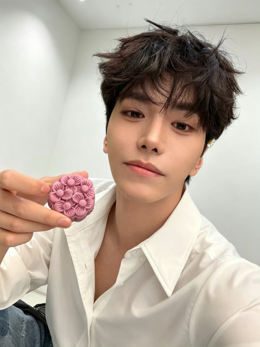 oreonwen's tweet photo. ⋯Oren:

Jun gege says "COME HOME OFTEN!"

The round moon means the reunion of the family! 中秋快乐！ 有点晚了但心意不晚！月饼都吃完了吗～？I still have one here! https://t.co/dfVe5LLHlk