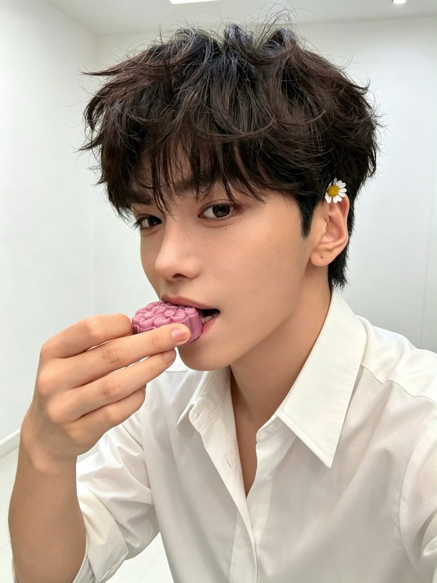 oreonwen's tweet photo. ⋯Oren:

Jun gege says "COME HOME OFTEN!"

The round moon means the reunion of the family! 中秋快乐！ 有点晚了但心意不晚！月饼都吃完了吗～？I still have one here! https://t.co/dfVe5LLHlk