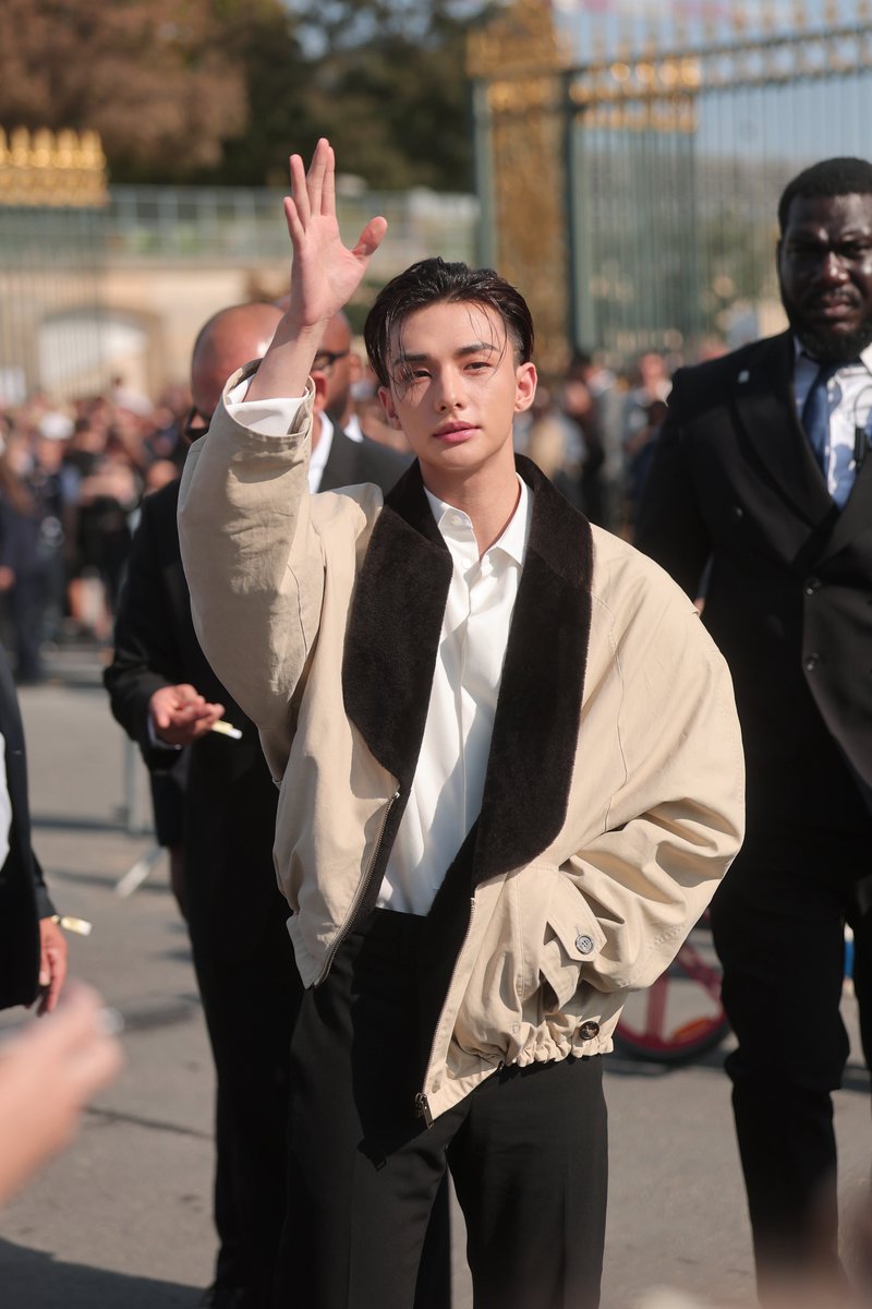 HHJUPDATES's tweet photo. Tags with us, Let’s make our prince shine ✨️

☆100 replies and 80 retweets 

HYUNJIN STUNS AT DIOR PFW
#DiorSummer27_HYUNJIN https://t.co/Q7SrHZFD3u