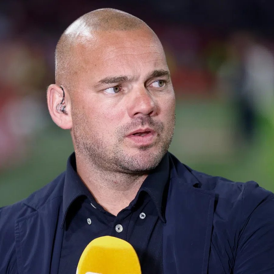 TouchlineX's tweet photo. 🚨🗣️ 𝗡𝗘𝗪: Wesley Sneijder questions the Dutch FA’s decision to appoint Xavi as Netherlands manager:

“I find it a little STRANGE that you choose a national team coach who actually didn’t meet the Dutch FA’s own standards.”

“Xavi completed his A, B and Pro coaching licence within FOUR WEEKS."

“The Dutch FA standard is that every coach currently has to complete a FOUR-AND-A-HALF-YEAR course.”

“I wish Xavi all the best, but as a coach he has LITTLE experience.”