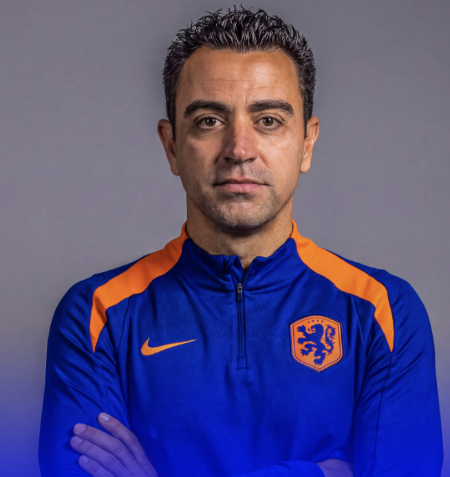 TouchlineX's tweet photo. 🚨🗣️ 𝗡𝗘𝗪: Wesley Sneijder questions the Dutch FA’s decision to appoint Xavi as Netherlands manager:

“I find it a little STRANGE that you choose a national team coach who actually didn’t meet the Dutch FA’s own standards.”

“Xavi completed his A, B and Pro coaching licence within FOUR WEEKS."

“The Dutch FA standard is that every coach currently has to complete a FOUR-AND-A-HALF-YEAR course.”

“I wish Xavi all the best, but as a coach he has LITTLE experience.”