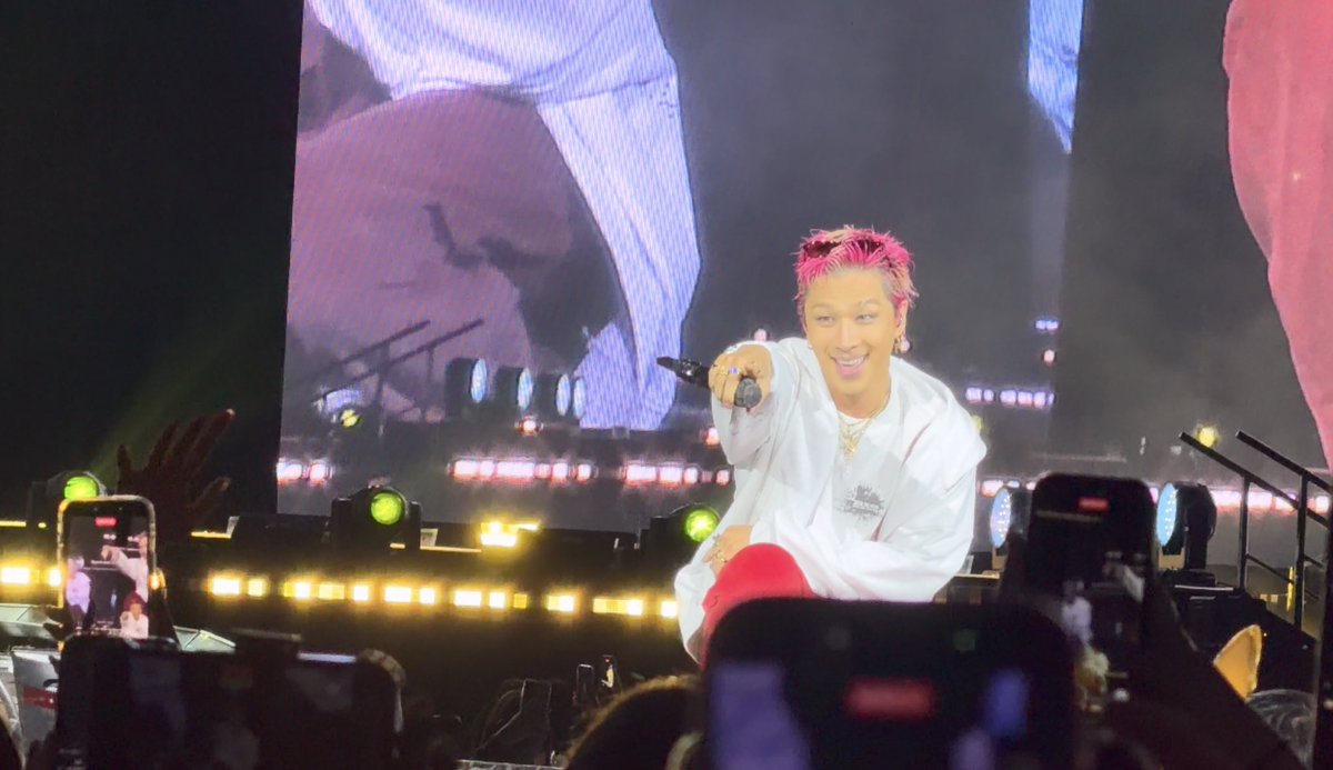 sarahtot's tweet photo. Where do they sell these jacket? I did not see it at the ifficial merchs at the concert?  #bigbang #cosmos_world_tour_in_london #concert #xxcosmos https://t.co/IjKpcyMStM