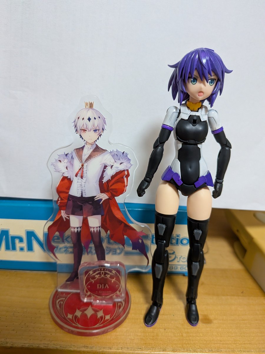 GY0RANchoco's tweet photo. ざっと塗って組んだもの。
あとはゴールドふいて影つけとかしたらいい感じになりそう。仕上げ、頑張ります……！
あとアクスタディ様と並べたら身長差がちょっとそれっぽくて幸。 https://t.co/lwaKunQzC2