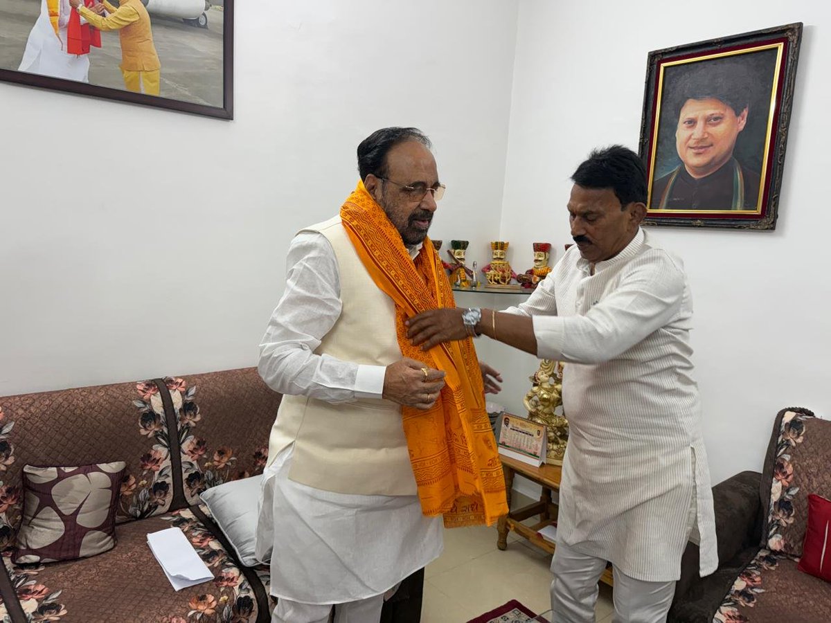 bhargav_gopal's tweet photo. आज भोपाल में मध्यप्रदेश शासन के जल संसाधन मंत्री श्री तुलसीराम सिलावट जी से रहली विधानसभा क्षेत्र की कोपरा सिंचाई योजना तथा नर्मदा जी के जल को लिफ्ट कर सुनार नदी में मिलाने संबंधी महत्वपूर्ण योजनाओं की विभागीय कार्यवाही में गति लाते हुए इनके शीघ्र क्रियान्वयन के संबंध में आवश्यक कार्रवाई करने  को लेकर विस्तृत चर्चा हुई।

इस अवसर पर श्री सिलावट जी ने भारत सरकार के जल संसाधन मंत्री श्री सी. आर. पाटिल जी से भी चर्चा कर कोपरा मध्यम सिचाई योजना के क्रियान्वयन की दिशा में आवश्यक पहल एवं कार्यवाही सुनिश्चित करने हेतु कहा ।

@tulsi_silawat