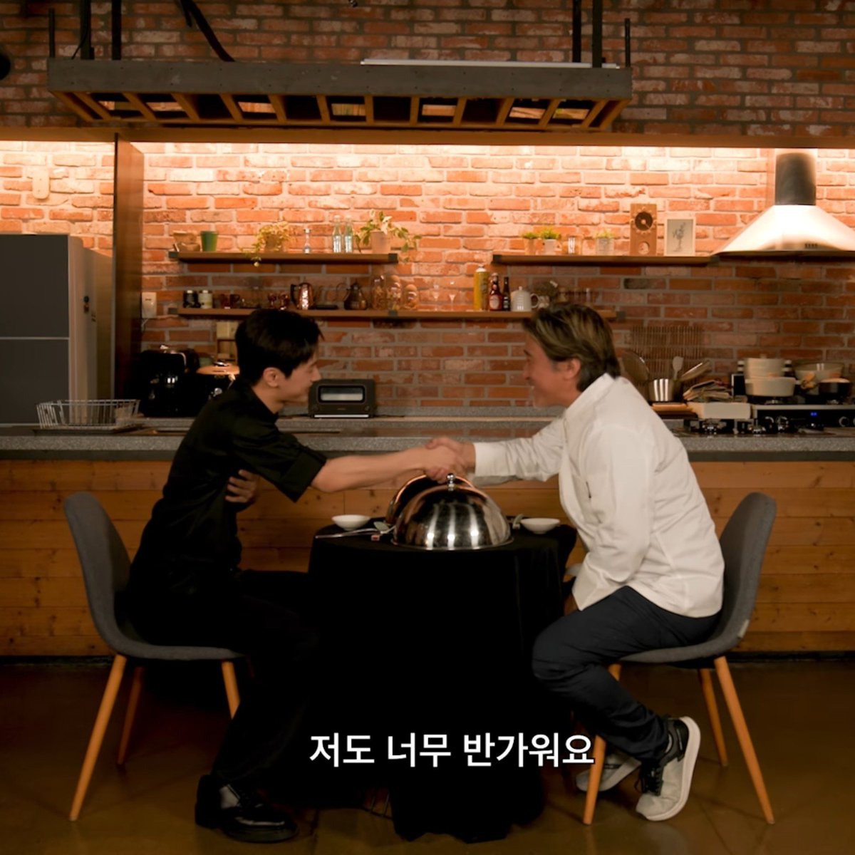 catstarjay's tweet photo. 기타좋아요기타치는거좋아기타사랑해 하다가 
존경하는존메이어 만난거..
에프원좋아막스형님따랑해요 하다가 
사랑하는막스형님 만난거..
요리담당입니다요리좋아요관심잇어요  하다가
에드워드리셰프님이랑 요리한거..
#될쫑될을믿어어차피될쫑되니까 https://t.co/IqNcRFebcE