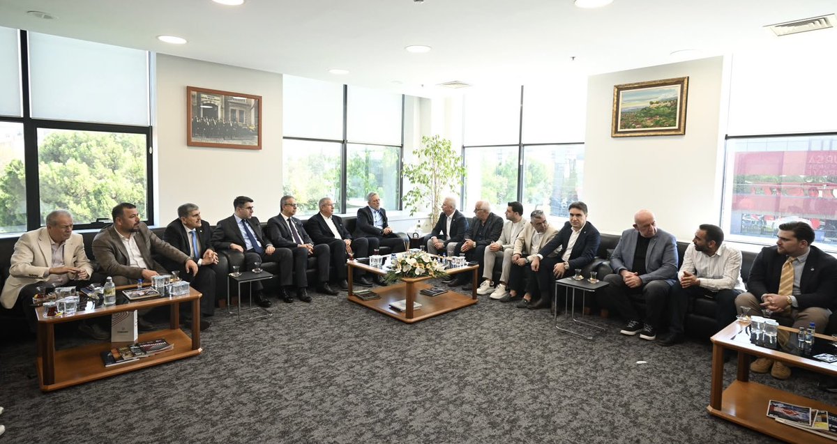ibrahim_Burkay's tweet photo. Mustafakemalpaşa Gelişim Projesi ve İş İnsanları Derneği (MUGEP) Yönetim Kurulu Başkanı Vahdettin Sevim ve dernek üyelerini BTSO’da misafir ettik. Mustafakemalpaşa’mızın ekonomik ve ticari gelişimi, ilçemizin potansiyelini daha ileri taşıyacak çalışmalar ve iş dünyamızın görüşleri üzerine değerlendirmelerde bulunduk.

Bursa’nın gücünü tüm ilçelerimizle birlikte büyütmek, ortak akılla hareket ederek sürdürülebilir kalkınmayı güçlendirmek için çalışmalarımızı sürdüreceğiz. Nazik ziyaretleri ve kıymetli görüşleri için Vahdettin Sevim’e ve MUGEP üyelerine teşekkür ediyorum.

#GüçlüBursaİçinOmuzOmuza 🔵