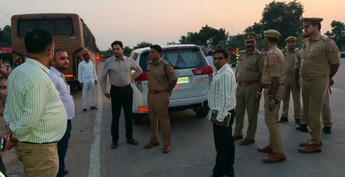 jaunpurpolice's tweet photo. प्रेस विज्ञप्ति
दिनांक: 29.09.2026

जिलाधिकारी एवं वरिष्ठ पुलिस अधीक्षक, जौनपुर द्वारा थाना चंदवक क्षेत्र में कानून एवं शांति व्यवस्था का जायजा लिया गया-
                    आज दिनांक-29.09.2026 को जिलाधिकारी जौनपुर श्री सैमुअल पॉल एन. एवं वरिष्ठ पुलिस अधीक्षक जौनपुर श्री कुंवर अनुपम सिंह द्वारा थाना चंदवक क्षेत्र में कानून एवं शांति व्यवस्था का जायजा लिया गया। इस दौरान ड्यूटी पर तैनात पुलिसकर्मियों को सतर्क रहकर अपने दायित्वों का निर्वहन करने तथा क्षेत्र में शांति एवं सुरक्षा व्यवस्था बनाए रखने के संबंध में आवश्यक दिशा-निर्देश दिए गए।