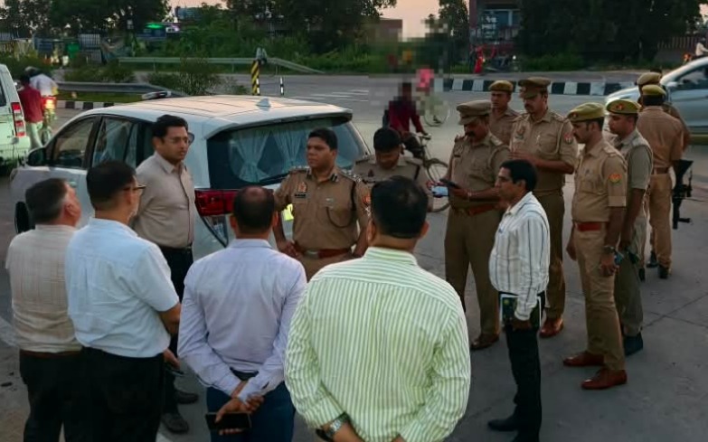 jaunpurpolice's tweet photo. प्रेस विज्ञप्ति
दिनांक: 29.09.2026

जिलाधिकारी एवं वरिष्ठ पुलिस अधीक्षक, जौनपुर द्वारा थाना चंदवक क्षेत्र में कानून एवं शांति व्यवस्था का जायजा लिया गया-
                    आज दिनांक-29.09.2026 को जिलाधिकारी जौनपुर श्री सैमुअल पॉल एन. एवं वरिष्ठ पुलिस अधीक्षक जौनपुर श्री कुंवर अनुपम सिंह द्वारा थाना चंदवक क्षेत्र में कानून एवं शांति व्यवस्था का जायजा लिया गया। इस दौरान ड्यूटी पर तैनात पुलिसकर्मियों को सतर्क रहकर अपने दायित्वों का निर्वहन करने तथा क्षेत्र में शांति एवं सुरक्षा व्यवस्था बनाए रखने के संबंध में आवश्यक दिशा-निर्देश दिए गए।