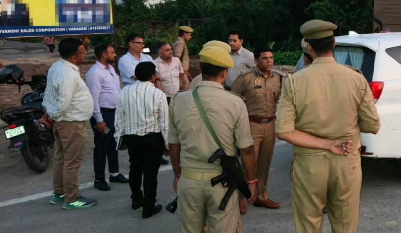 jaunpurpolice's tweet photo. प्रेस विज्ञप्ति
दिनांक: 29.09.2026

जिलाधिकारी एवं वरिष्ठ पुलिस अधीक्षक, जौनपुर द्वारा थाना चंदवक क्षेत्र में कानून एवं शांति व्यवस्था का जायजा लिया गया-
                    आज दिनांक-29.09.2026 को जिलाधिकारी जौनपुर श्री सैमुअल पॉल एन. एवं वरिष्ठ पुलिस अधीक्षक जौनपुर श्री कुंवर अनुपम सिंह द्वारा थाना चंदवक क्षेत्र में कानून एवं शांति व्यवस्था का जायजा लिया गया। इस दौरान ड्यूटी पर तैनात पुलिसकर्मियों को सतर्क रहकर अपने दायित्वों का निर्वहन करने तथा क्षेत्र में शांति एवं सुरक्षा व्यवस्था बनाए रखने के संबंध में आवश्यक दिशा-निर्देश दिए गए।
