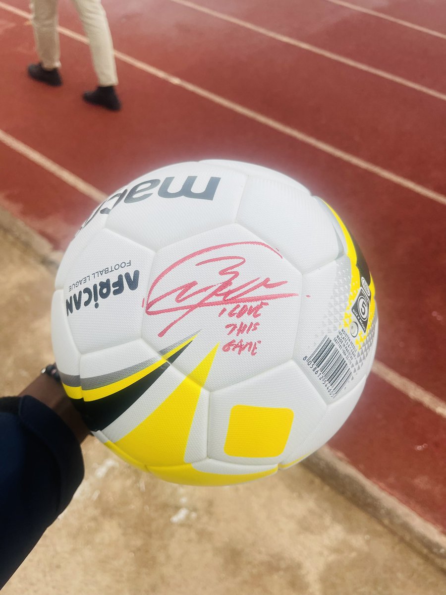 princenshiz's tweet photo. And of course we not playing ordinary balls 😁😍 signed by the man himself @Evra 😍

#AmahoroDerby
#AmahoroStadiumIsOpen https://t.co/0dBzfTXnz3