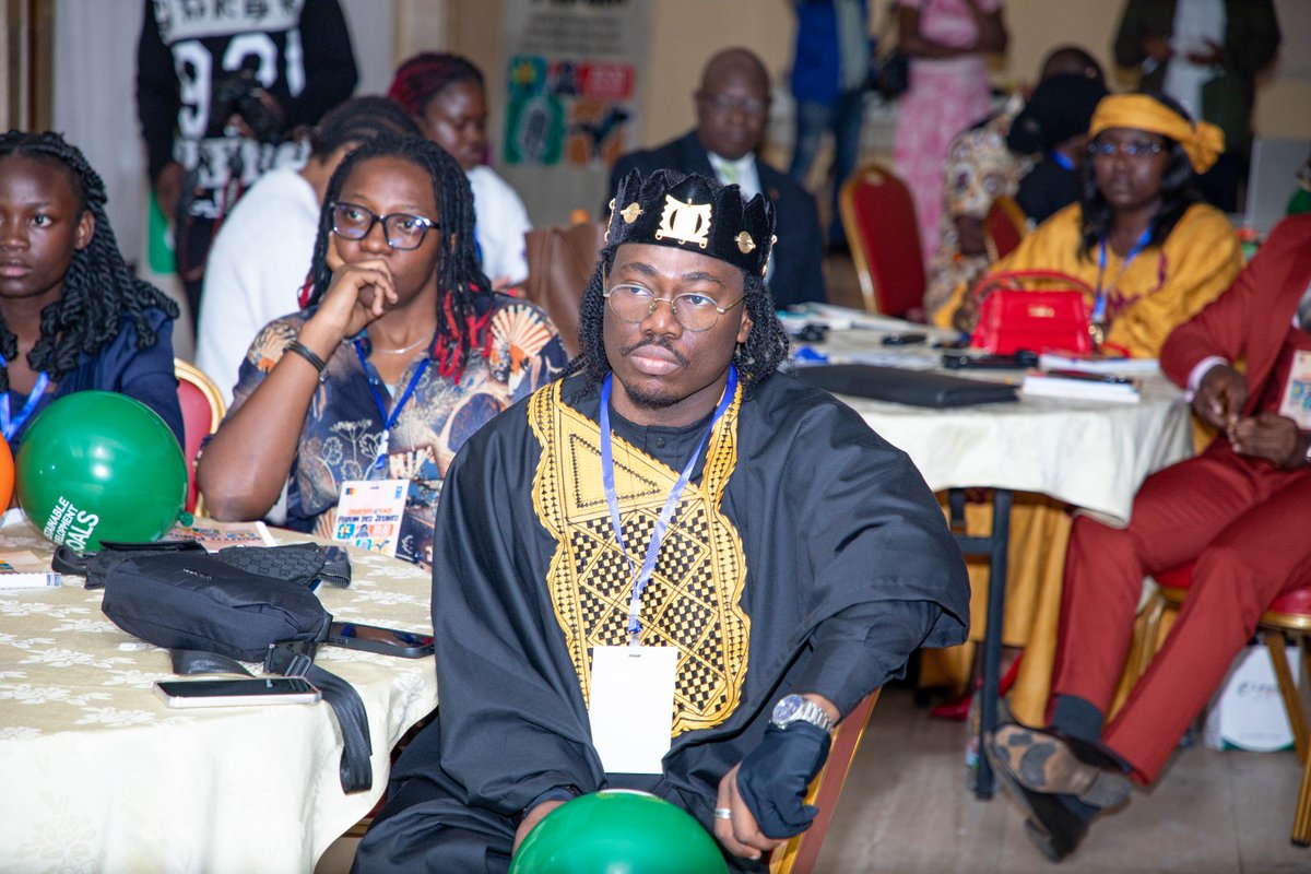 UNDPWACA's tweet photo. Un forum de la jeunesse #Creatives4Peace de deux jours se tient actuellement à Yaoundé, au Cameroun. De jeunes créateurs issus des secteurs du cinéma, de la musique, de la mode et des arts, venus de plusieurs pays africains, y échangent sur la manière dont les industries culturelles et créatives peuvent davantage favoriser l'autonomisation économique, la cohésion sociale et la création d'opportunités.

Le ministre camerounais de la Jeunesse et de l'Éducation civique, S.E. Mounouna Foutsou (@Mfoutsou), a pris part à la cérémonie d'ouverture aux côtés de représentants du PNUD, de la Commission de l'Union africaine (Dép't chargé des questions de femmes et de jeunesse) et du conseil national de la jeunesse.

Plusieurs panels, ponctués d'intermèdes musicaux, de prestations de « spoken word » et de performances artistiques, rythmeront ces deux journées.

#Creatives4PeaceYouthForum @undp4youth @Gen17YL @gen17 @undpafrica 
#generation17 #GlobalGoals @UNDP Africa